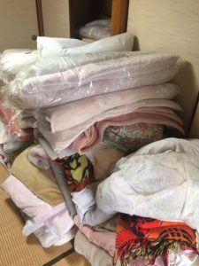 周南市で空き家にある大量の布団、毛布回収